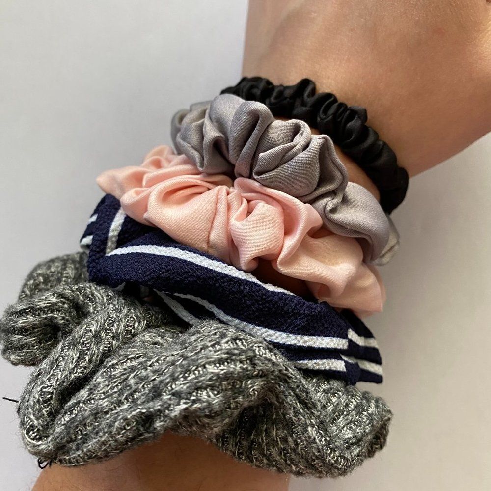 𝅺Set of 5 Scrunchies - Navy Stripe